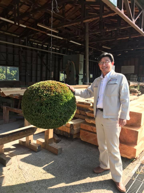 泉橋酒造　2020年杉玉と蔵元